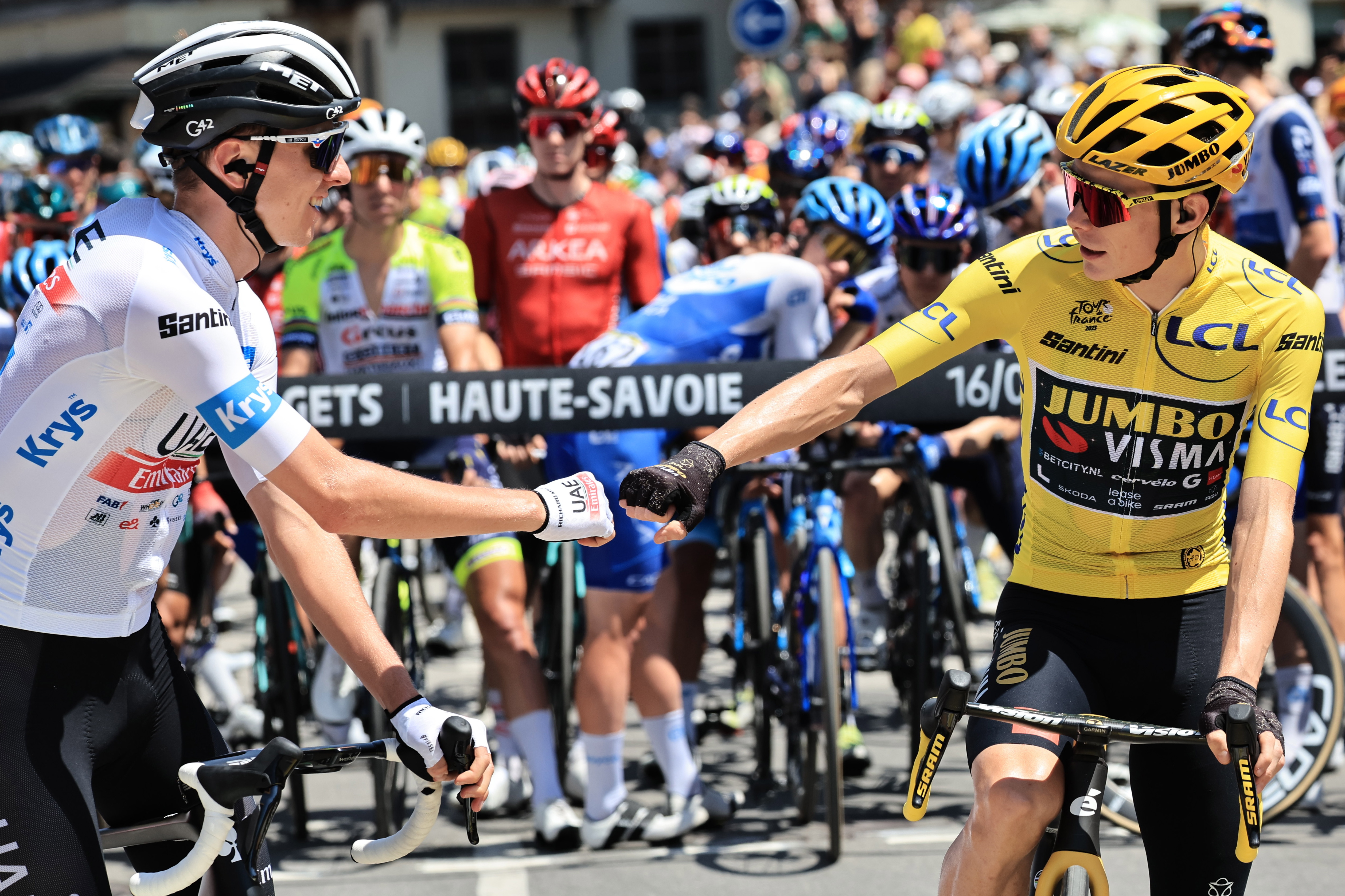 Les Gets Les Portes Du Soleil (France), 16/07/2023.- Danish rider Jonas Vingegaard (R) of team Jumbo-Visma greets Slovenian rider Tadej Pogacar of team UAE Team Emirates before the 15th stage of the Tour de France 2023, over 180kms from Les Gets les Portes du Soleil to Saint-Gervais Mont-Blanc le Bettex, France, 16 July 2023. (Ciclismo, Francia, Eslovenia) EFE/EPA/CHRISTOPHE PETIT TESSON