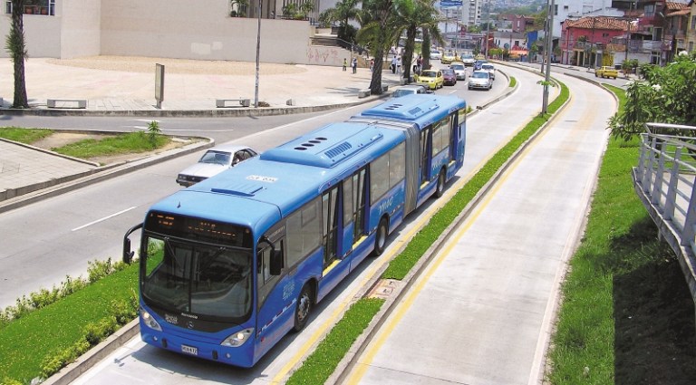 Caos en el MIO de Cali tras salida de operación de 70 buses
