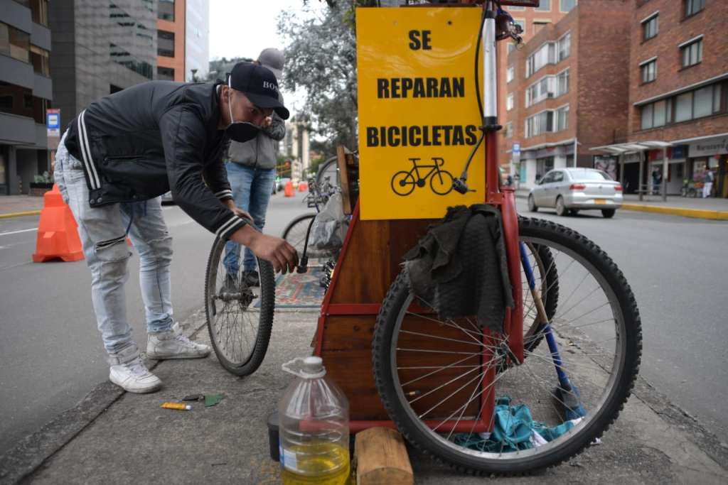 De acuerdo con la Secretaría de Movilidad, la elección de las ciclovías permanentes se hizo con la intención de que funcionen como corredores espejo a las troncales de Transmilenio y suplan la necesidad de infraestructura para bicicletas en zonas de alto volumen de ciclistas, donde no hay ciclorrutas permanentes.