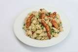 Ensalada de conchas de pasta con arvejas y pollo apanado