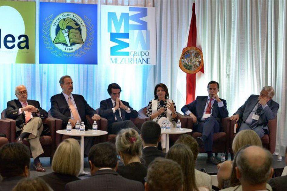 los expresidentes Andrés Pastrana Arango, de Colombia; Vicente Fox, de México; José María Aznar, del Gobierno español; Laura Chinchilla, de Costa Rica; Jorge Quiroga, de Bolivia, y Luis Alberto Lacalle, de Uruguay, en Miami, Florida (EE.UU.). / EFE