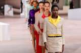 Chanel presentó una colección de alta costura tenue y colorida en París