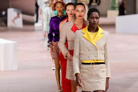 Chanel presentó una colección de alta costura tenue y colorida en París