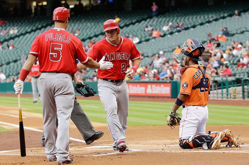 Albert Pujols, tercer bate de los Angelinos de Anaheim, celebra el cuadrangular de Mike Trout en el partido contra los Astros de Houston. /AFP