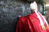 El papa Francisco celebró el jubileo abriendo las puertas en una cárcel de Roma