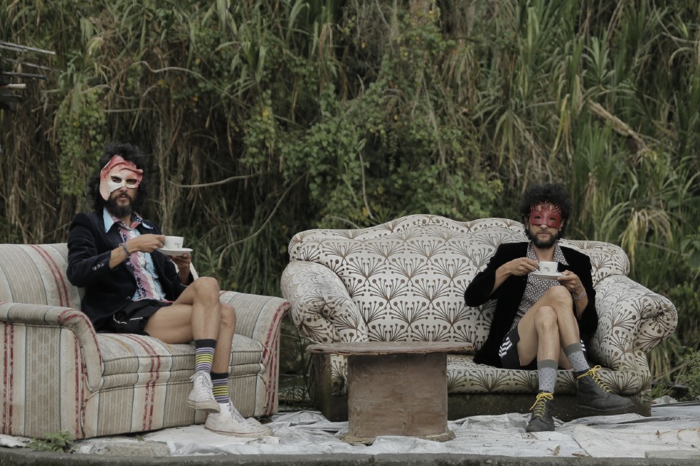 Sonoras Mil es una agrupación musical colombiana definida como “pop tropical - experimental con mucho groove” que evoca distintas geografías sonoras.
