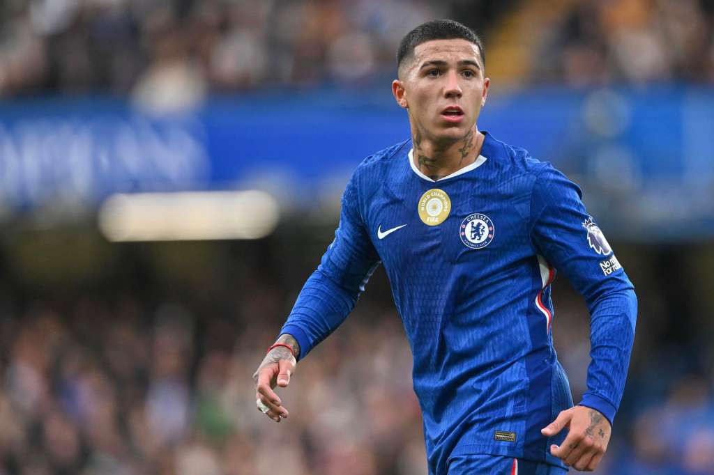 LONDON (United Kingdom), 04/10/2025.- Enzo Fernandez of Chelsea during the English Premier League match between Chelsea FC and Liverpool FC, in London, Britain, 04 October 2025. (Reino Unido, Londres) EFE/EPA/VINCE MIGNOTT EDITORIAL USE ONLY. No use with unauthorized audio, video, data, fixture lists, club/league logos, 'live' services or NFTs. Online in-match use limited to 120 images, no video emulation. No use in betting, games or single club/league/player publications.