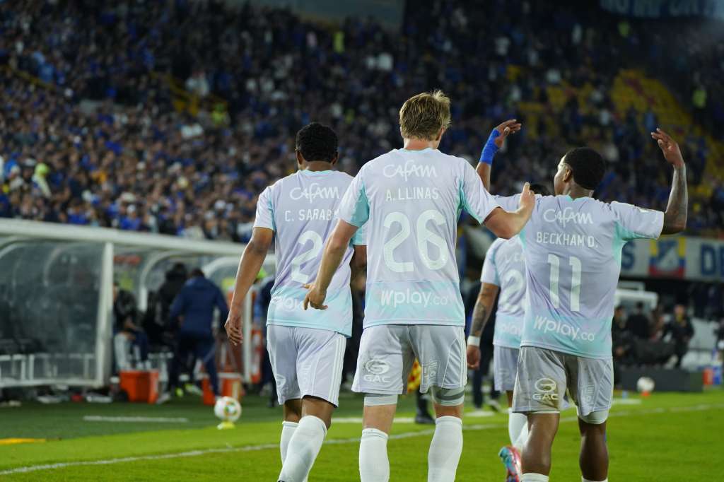 Es tanta la afición de Andrés Llinás por Millonarios que ha terminado contagiando a jugadores foráneos como Beckham David Castro, quien canta el himno de Bogotá antes de cada partido.