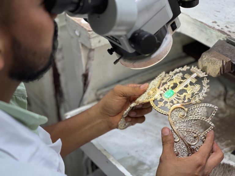 Reinas en Cartagena: la elaboración de una corona de belleza y la tradición