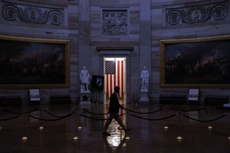 La Casa Blanca y el Senado acuerdan el mayor rescate económico de la historia de EE. UU.