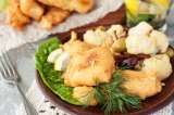 Ensalada de coliflor y pescado apanado, una receta ideal para el almuerzo