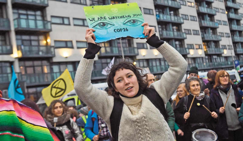 El 80 % de quienes deben desplazarse en el mundo por efectos de la crisis climática son mujeres, por lo general acompañadas de sus familias. / AFP