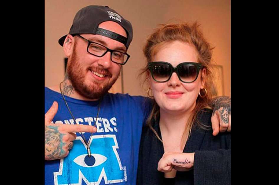 Adele junto al popular tatuador Bang Bang. / Bang Showbiz