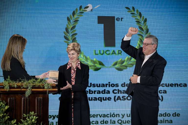 En la categoría Asociaciones comunitarias, Asochaina - Asociación de Usuarios de la Microcuenca de la quebrada Chaina Cuenca, con su proyecto Conservación y uso adecuado de la microcuenca de la quebrada Chaina y de la cuenca Cane- Iguaque.
