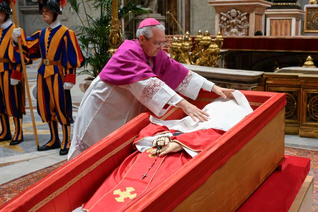 VATICAN CITY (Vatican City State (Holy See)), 25/04/2025.- A handout photo made available by the Vatican Media Press Office shows the Rite of Sealing before sealing the coffin of Pope Francis on the eve of his funeral at the St. Peter's Basilica in Vatican City, on 25 April 2025. The funeral of Pope Francis, who died on 21 April 2025, aged 88, is scheduled to take place in the plaza in front of the St. Peter's Basilica in Vatican City on 26 April. (Papa) EFE/EPA/VATICAN MEDIA PRESS OFFICE HANDOUT HANDOUT EDITORIAL USE ONLY/NO SALES