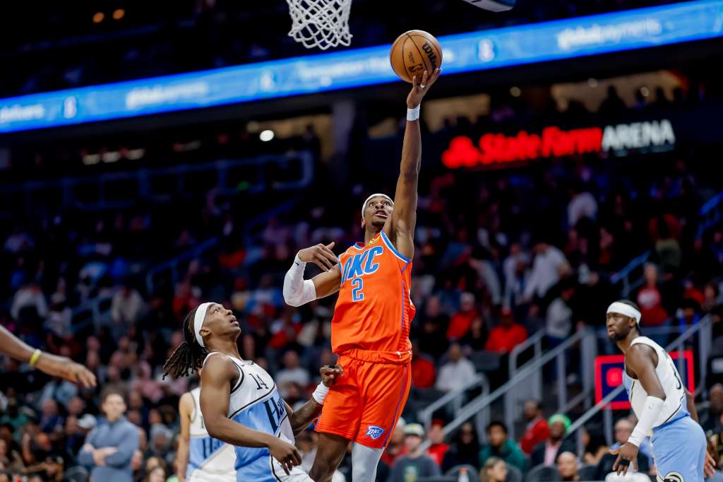 ATLANTA (United States), 01/03/2025.- Oklahoma City Thunder guard Shai Gilgeous-Alexander (R) of Canada in action against Atlanta Hawks guard Terance Mann (L) during the first half of an NBA basketball game between the Oklahoma City Thunder and the Atlanta Hawks in Atlanta, Georgia, USA, 28 February 2025. (Baloncesto) EFE/EPA/ERIK S. LESSER SHUTTERSTOCK OUT