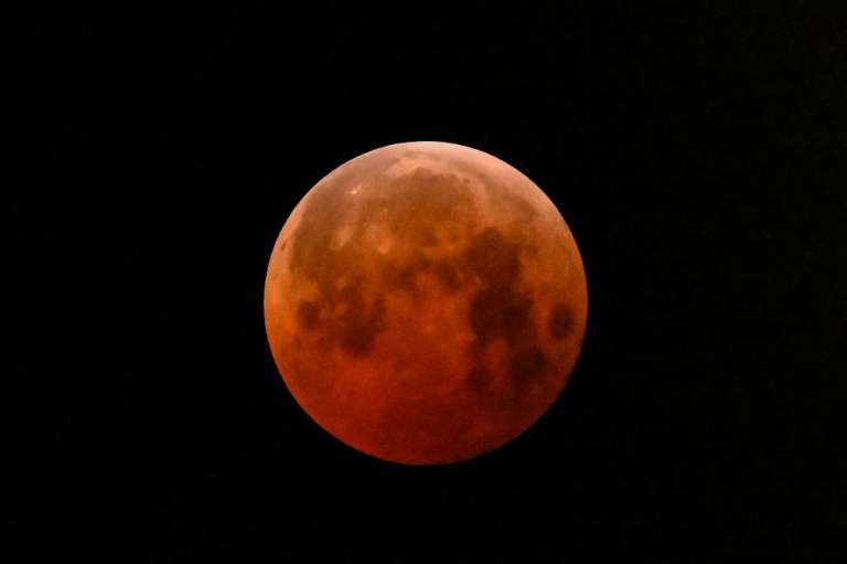 La NASA explica que durante un eclipse lunar, la Luna se ve roja o naranja porque toda la luz solar que no está bloqueada por nuestro planeta se filtra a través de una gruesa capa de la atmósfera terrestre en su camino hacia la superficie lunar.