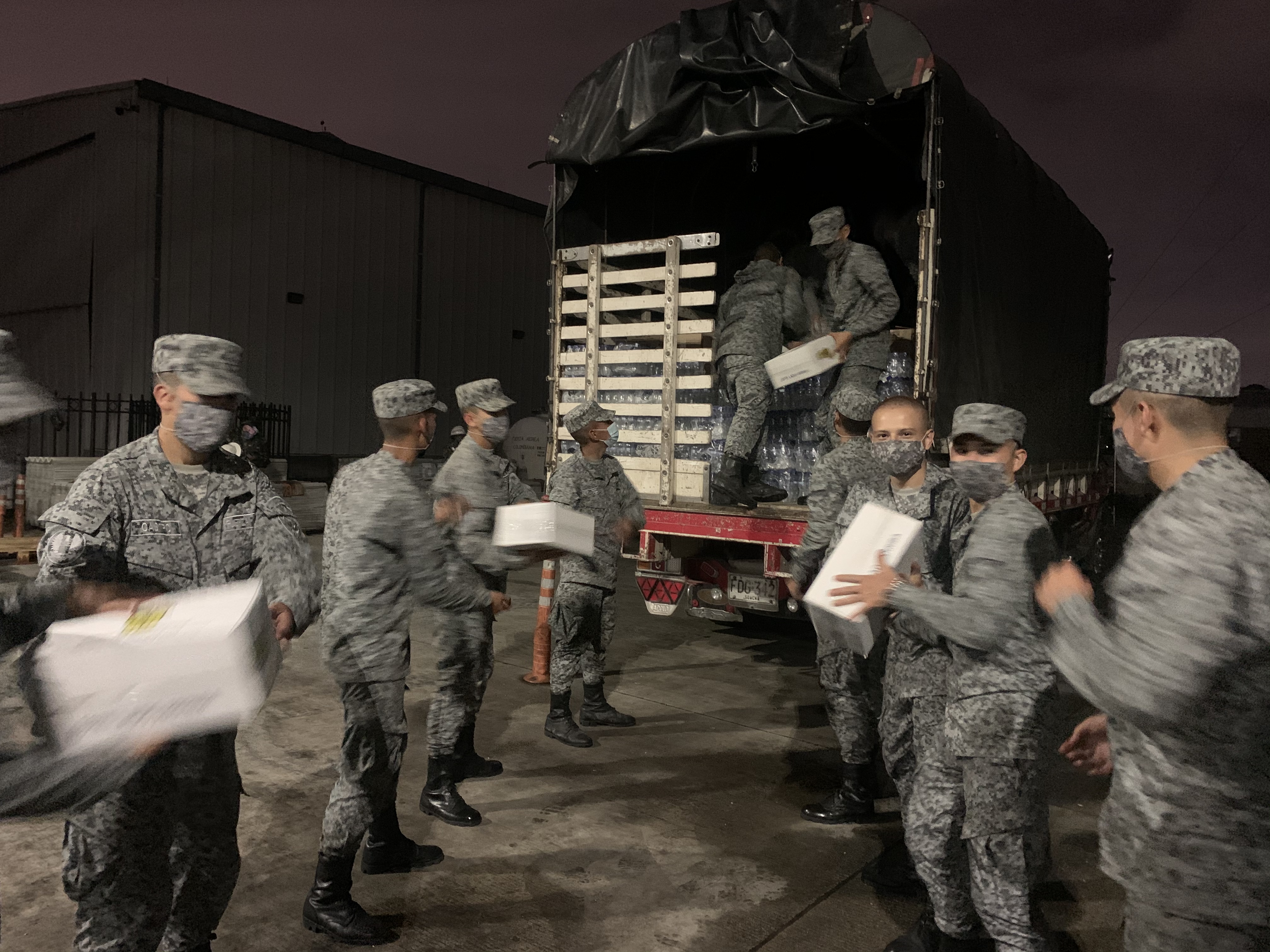Hombres de la Fuerza Aérea alistando ayudas para damnificados por el huracán Iota.
