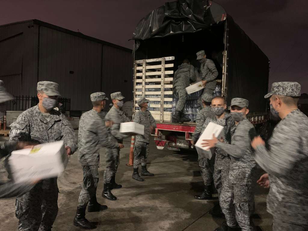 Hombres de la Fuerza Aérea alistando ayudas para damnificados por el huracán Iota.