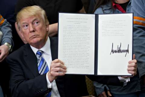 ¿Qué significa que Trump imponga aranceles a las importaciones de acero y aluminio?