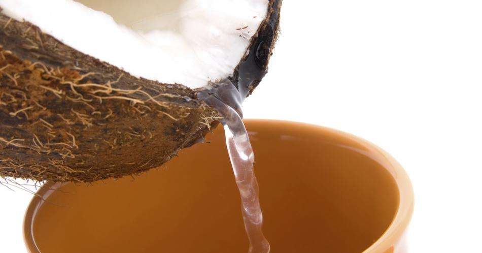 Siete beneficios de tomar agua de coco