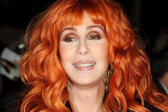 La cantante y actriz Cher posa durante el estreno de 'Burlesque' en Londres./ Archivo