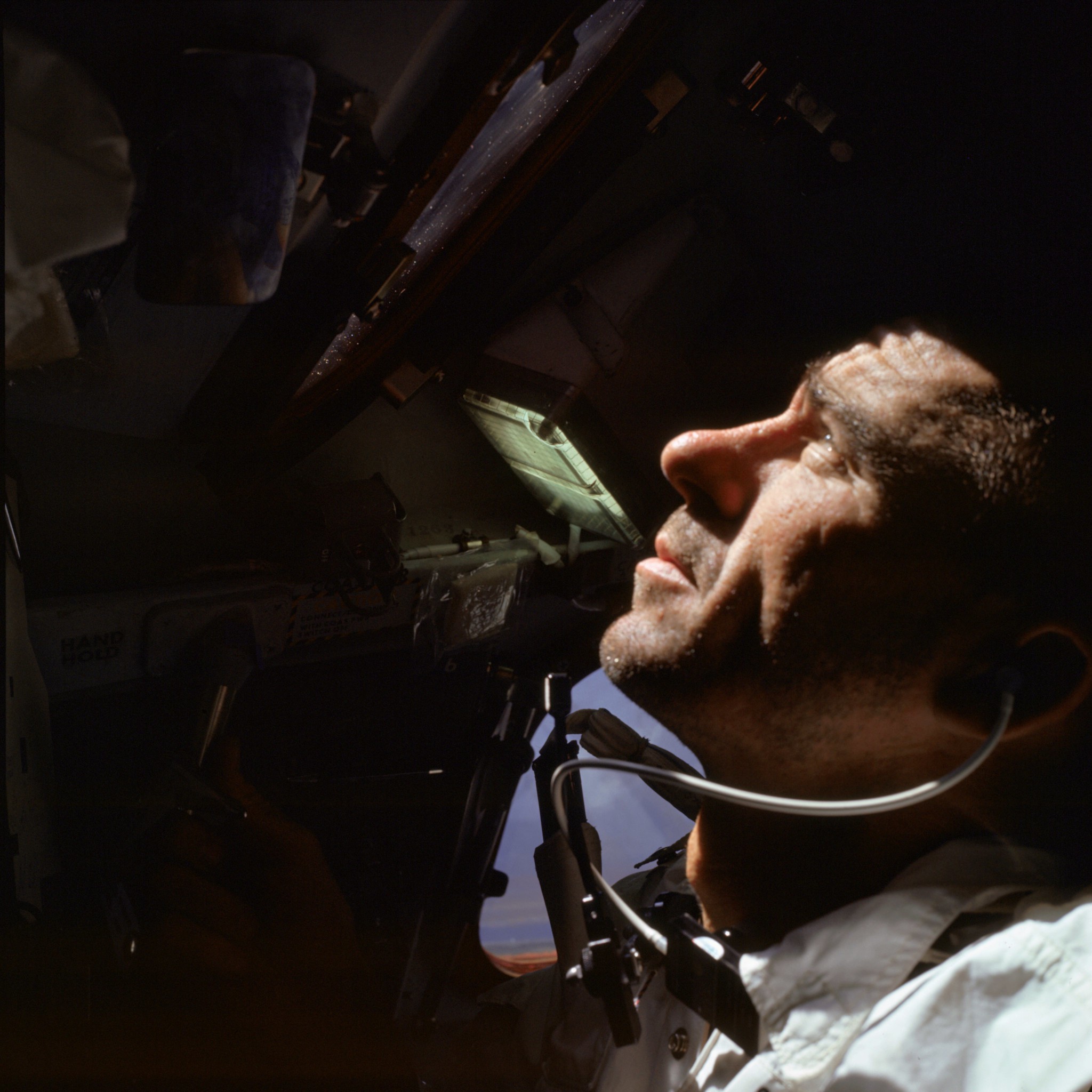 El astronauta de la NASA Walter Cunningham, piloto del módulo lunar Apolo 7, es fotografiado durante la misión Apolo 7. /NASA