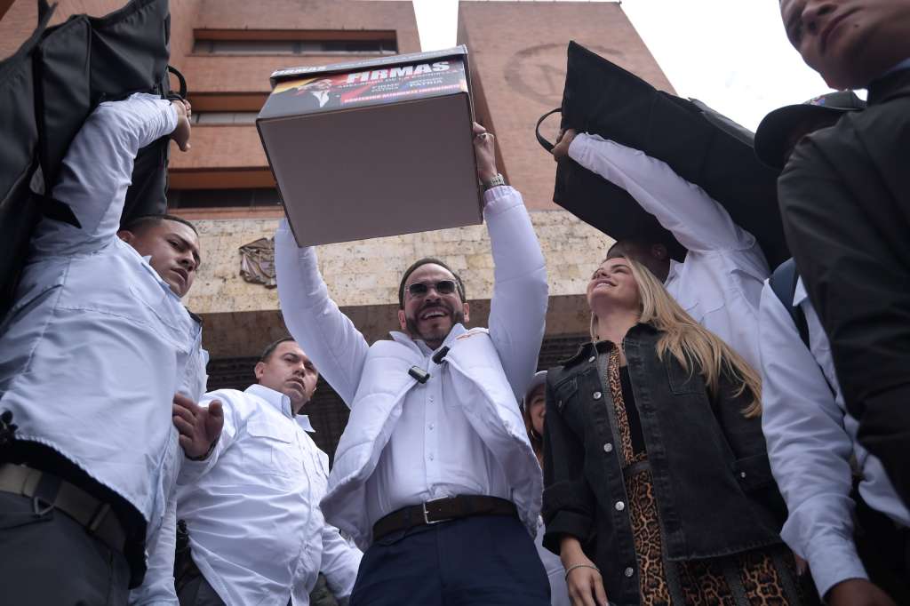 Abelardo de la Espriella se avaló por firmas para aspirar a la Presidencia. Luego recibió el apoyo de Salvación Nacional y de Creemos.