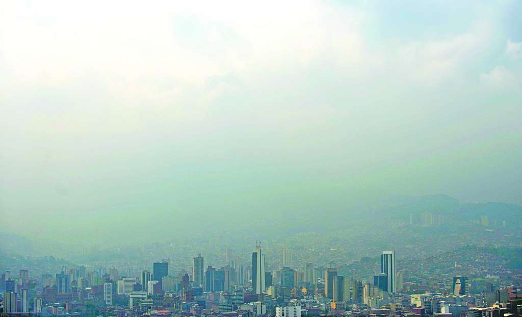En Medellín, de 71 días del registro, el 4,4 % del tiempo no se cumple la norma de 24 horas, según el experto Mesa Sánchez. / AFP.