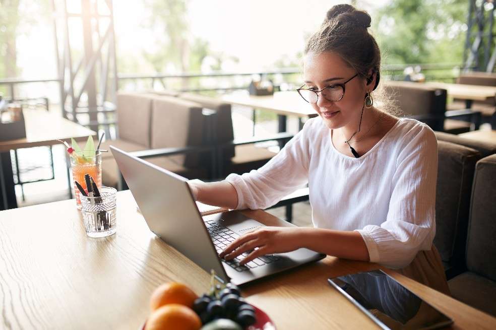 Mujer en un computador.