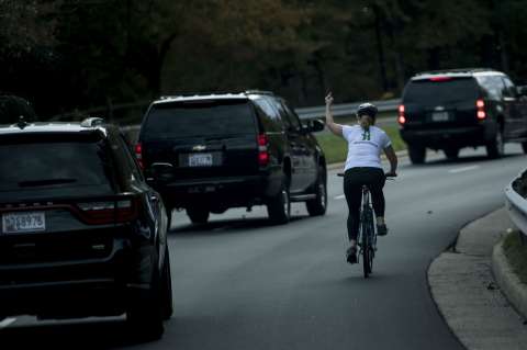Ciclista que hizo un gesto obsceno a Trump pierde su trabajo