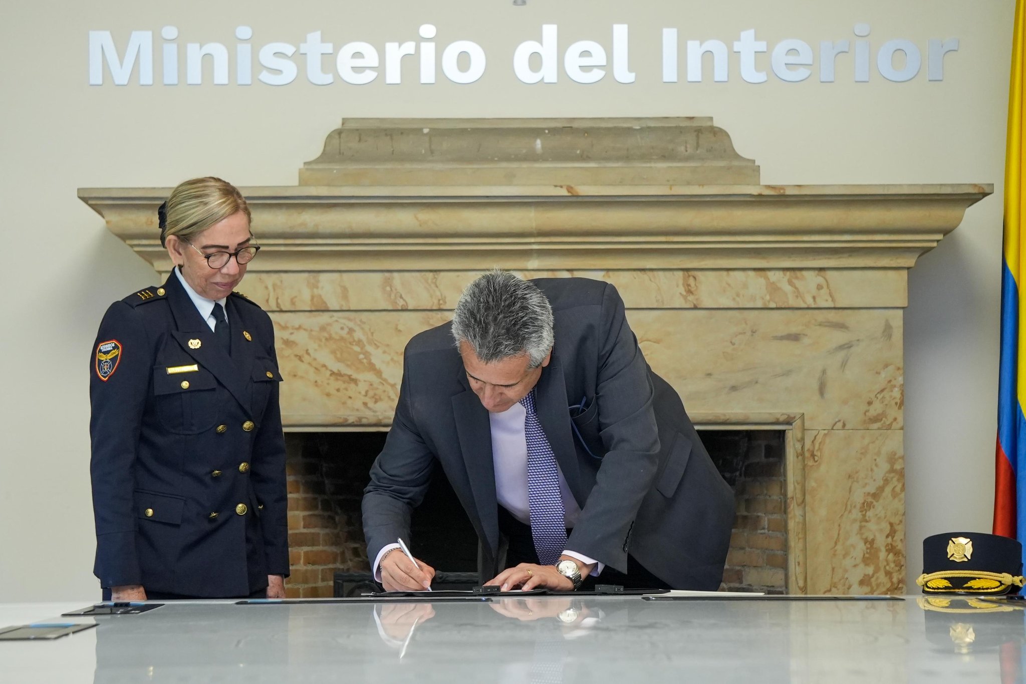 El ministro Luis Fernando Velasco en la posesión de Lourdes del Socorro Peña como directora de Bomberos