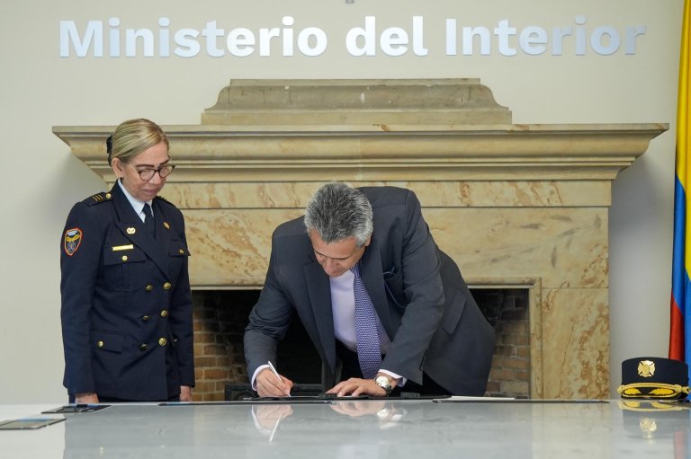 Gobierno posesionó a la nueva directora nacional de Bomberos, Lourdes Peña