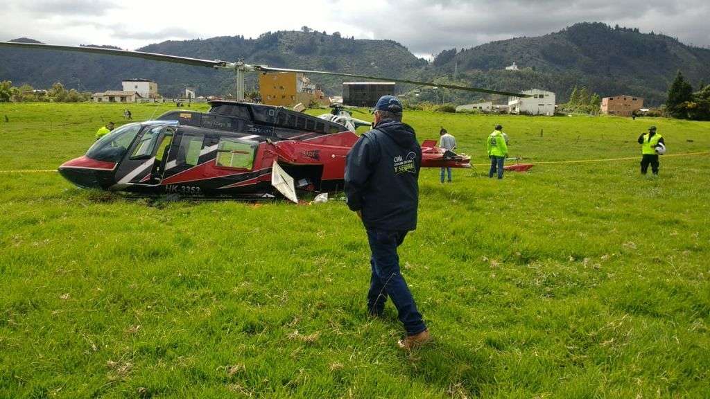 Una persona pasa por el frente de un helicóptero.