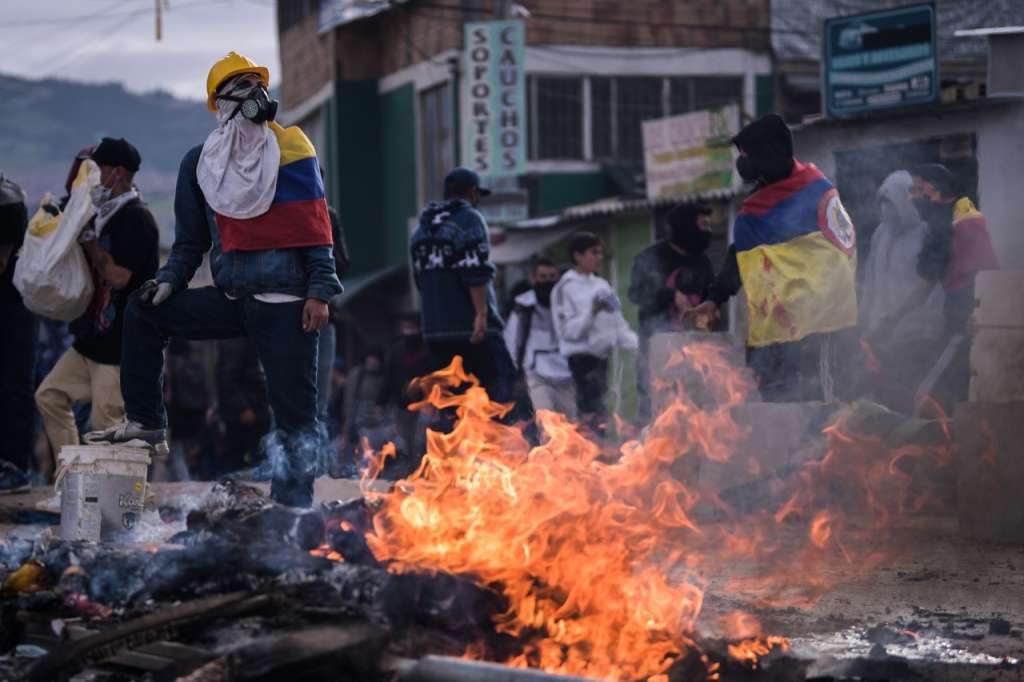 El Escuadrón Móvil Antidisturbios usó gases lacrimógenos para dispersar a las personas que participaban de las protestas.