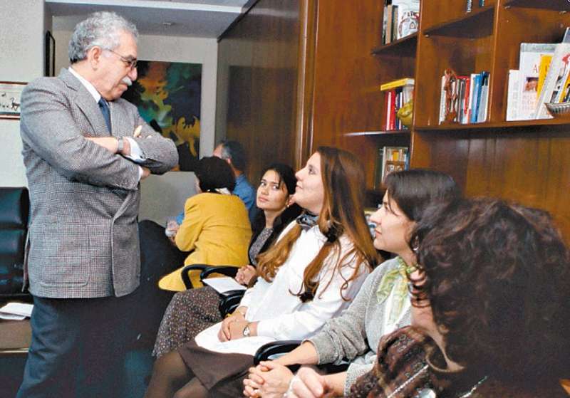 Gabo con periodistas de la revista "Cambio" en un consejo de redacción de 1999. / Cortesía revista "Cambio"