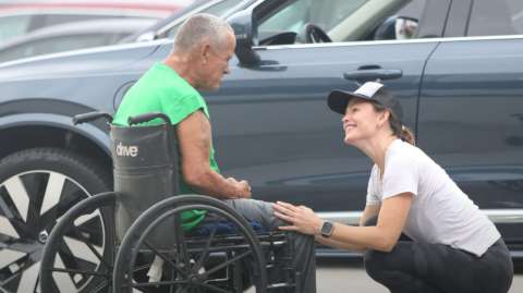 Video: Jennifer Garner se quitó sus zapatos para dárselos a un hombre sin hogar