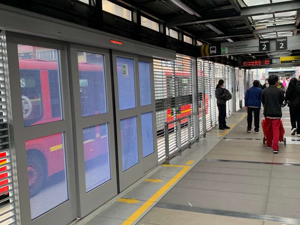 Transmilenio inicia instalación de puertas ‘anti evasión’ en estaciones.