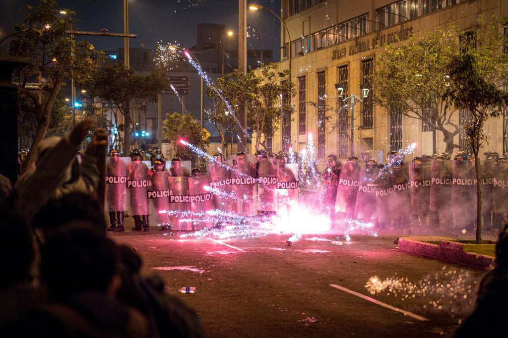 AME8487. LIMA (PERÚ), 15/10/2025.- Integrantes de la Policía de Perú custodian durante una manifestación este miércoles, en Lima (Perú). La Policía Nacional del Perú dispersó a los manifestantes que llegaron a los exteriores del Congreso en una marcha de protesta en Lima, que se repitió en otras ciudades del país contra el gobierno y el Parlamento, después de que intentaron tumbar las rejas de seguridad y encendieron fuego cerca a los agentes policiales. EFE/ John Reyes Mejia