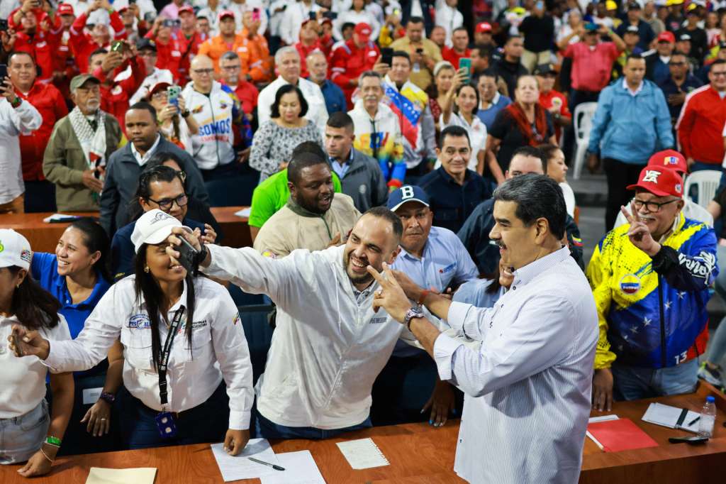 AME970. CARACAS (VENEZUELA), 23/10/2025.- Fotografía cedida por el Palacio de Miraflores del presidente de Venezuela, Nicolas Maduro (d), saludando durante el acto de juramentación de la Comisión Promotora para la Constituyente Obrera este jueves, en Caracas (Venezuela). Maduro acusó a Estados Unidos de ejercer a diario una "guerra psicológica" sobre su país, en referencia al despliegue militar estadounidense en el mar Caribe. EFE/ Palacio de Miraflores/ SOLO USO EDITORIAL/ NO VENTAS/ SOLO DISPONIBLE PARA ILUSTRAR LA NOTICIA QUE ACOMPAÑA (CRÉDITO OBLIGATORIO)