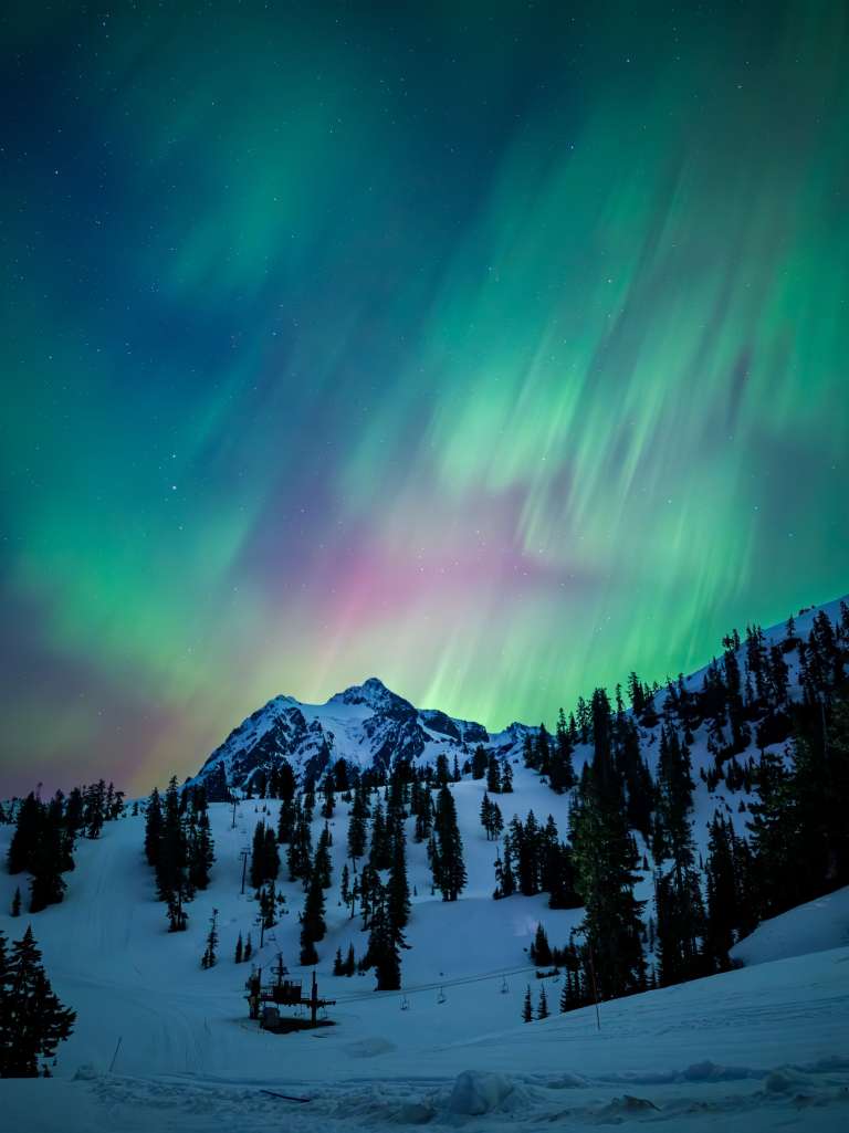 Esta imagen, tomada con un teléfono móvil durante la tormenta geomagnética del 10 al 11 de mayo de 2024, muestra la aurora extendiéndose sobre el monte Shuksan. La montaña cubierta de nieve refleja la luz verde y magenta, transformando un paisaje familiar en algo completamente diferente. Fue una de esas noches excepcionales en las que bastaba con estar al aire libre y prestar atención para ser testigo de una escena extraordinaria.