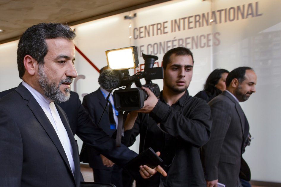 El viceministro de relaciones exteriores de Irán Abbas Araghchi, a su salida de las reuniones a puerta cerrada sobre el programa nuclear de su país./ AFP