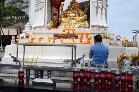 ¿Por qué esta gaseosa roja es considerada una ofrenda sagrada en Tailandia?
