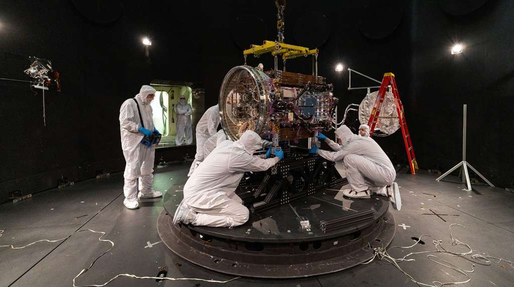 El martes 28 de abril de 2026, ingenieros de Katalyst acoplaron LINK a una placa base dentro del Simulador de Entorno Espacial en el Centro Goddard de la NASA. Una vez que se extrajo todo el aire de la cámara de 8,2 metros de diámetro, el equipo practicó el encendido de los propulsores iónicos del satélite y operó uno de los brazos robóticos mientras experimentaban ciclos de temperaturas cálidas y frías similares a las del espacio.
/NASA Sophia Roberts