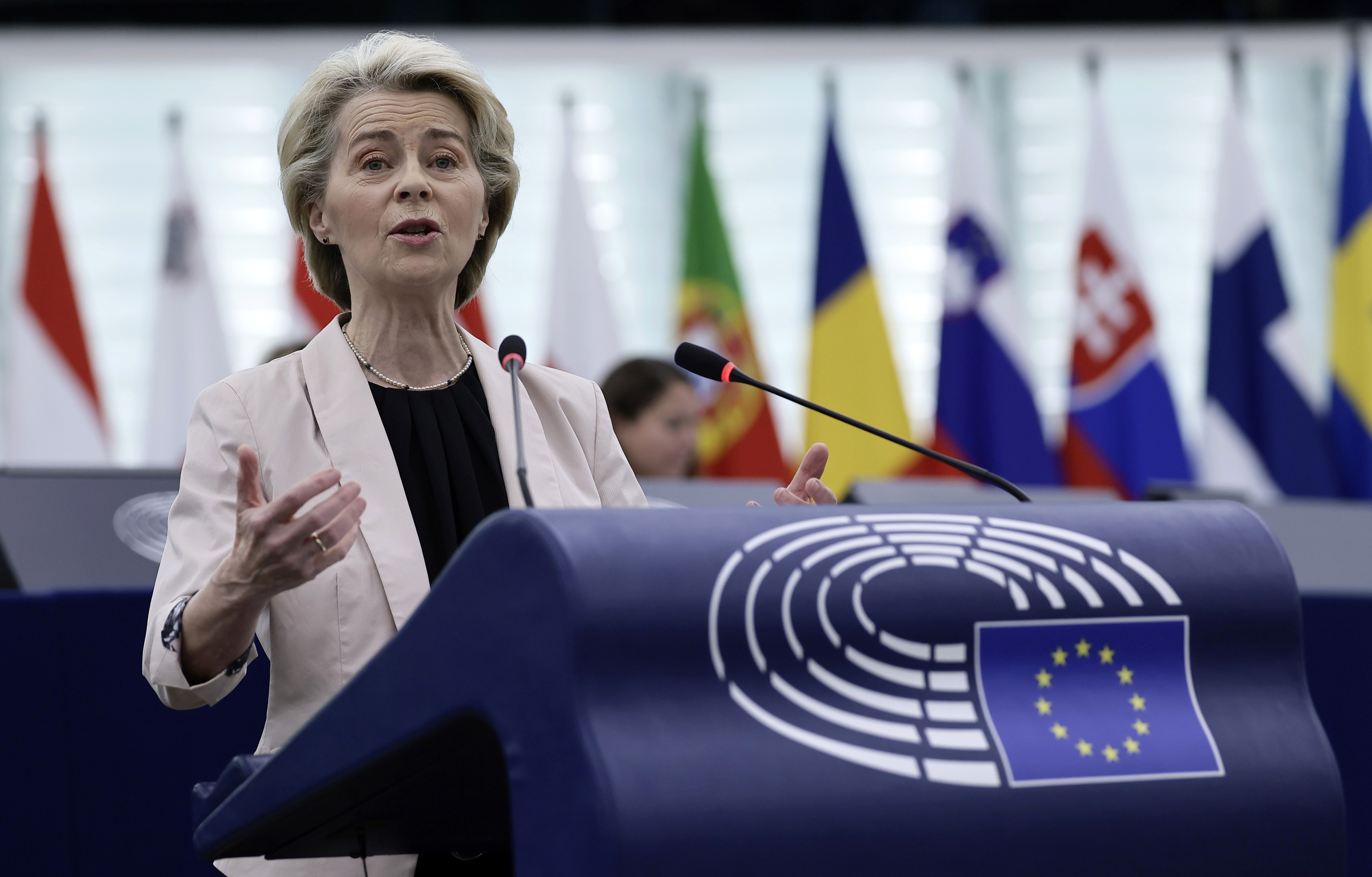 Strasbourg (France), 27/11/2024.- European Commission President Ursula von der Leyen speaks during a debate on 'Presentation by the Commission President-elect of the College of Commissioners and its programme' at the European Parliament in Strasbourg, France, 27 November 2024. The EU Parliament's session runs from 25 till 28 November 2024. (Francia, Estrasburgo) EFE/EPA/RONALD WITTEK