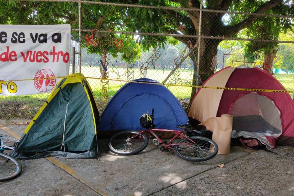 Estudiantes de la Universidad del Valle adelantan una huelga al frente de la sede Melendez para exigir que no se sobre la matrícula de este semestre.