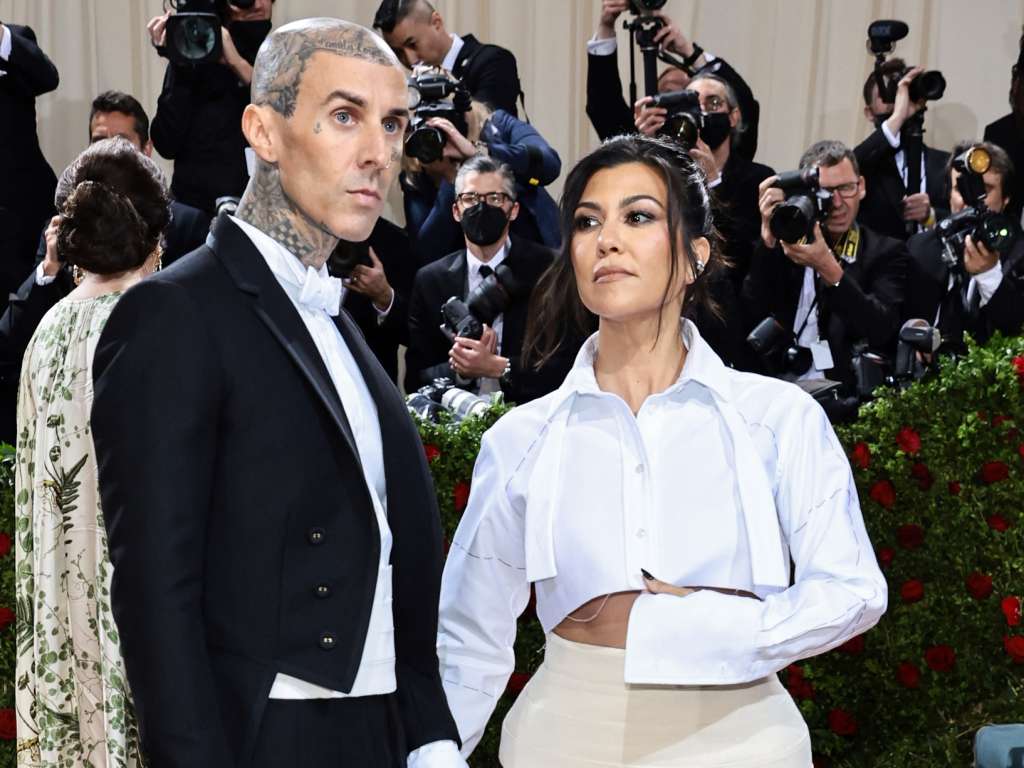 Travis Barker y Kourtney Kardashian en la Met Gala 2022.