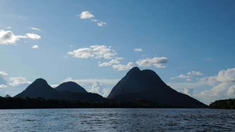 Cerros Mavicure, Pajarito y Mono: los hermanos separados por el río Inírida