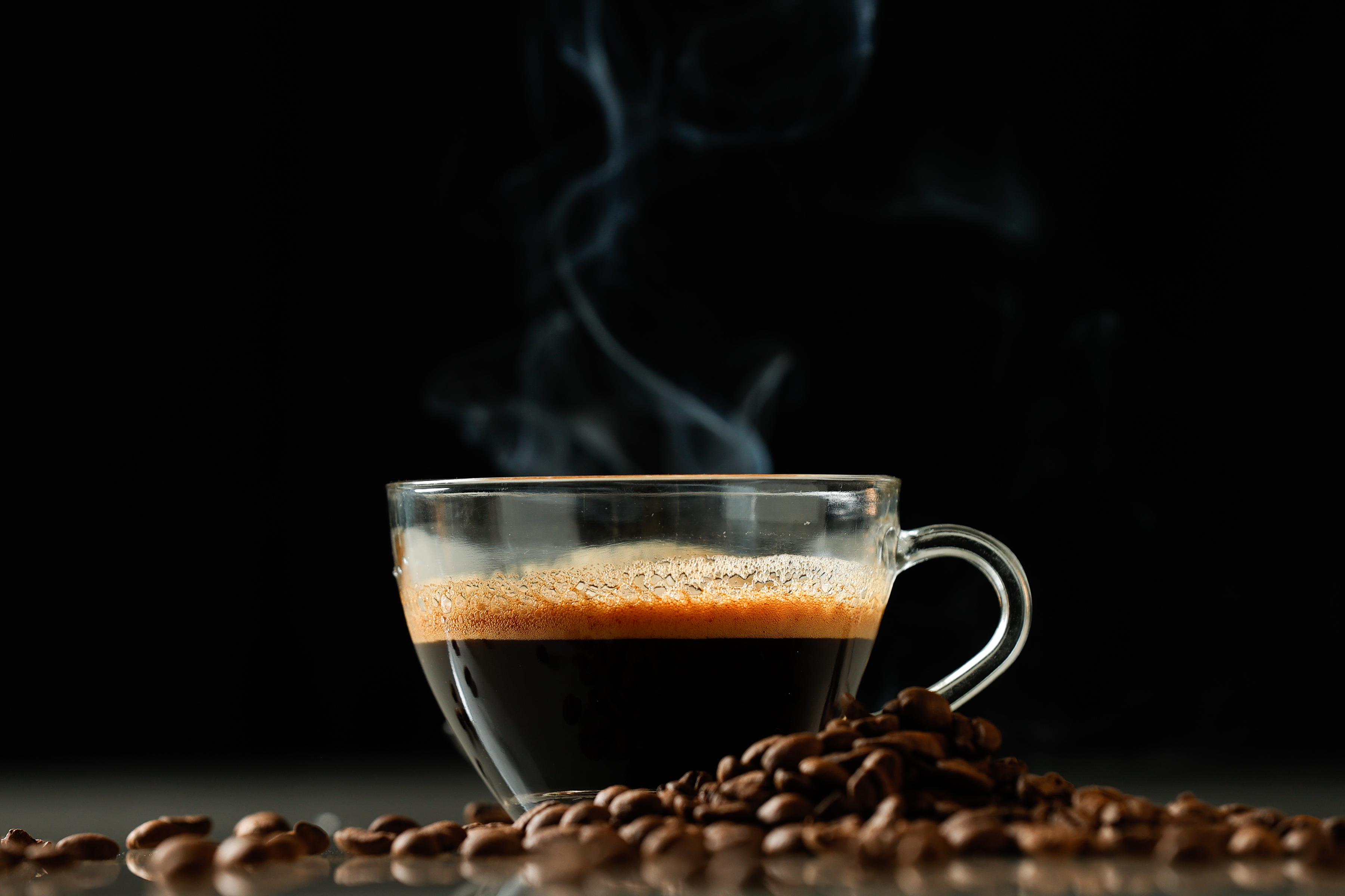 AME4854. RÍO DE JANEIRO (BRASIL), 13/12/2024.- Fotografía de una taza de café este miércoles, en Río de Janeiro (Brasil). La crisis climática y los costos crecientes están marcando la producción de café en América. Mientras Colombia aumenta su producción, países como Perú, Costa Rica y Honduras enfrentan desafíos por climas extremos, altos costos y mercados volátiles. Aunque los precios internacionales han subido, los pequeños productores luchan por obtener beneficios justos. EFE/ Andre Coelho