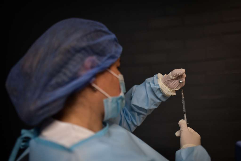 Jornada de vacunación de personas mayores contra el Covid19 en varios puntos de Bogotá con la dosis de Pfizer